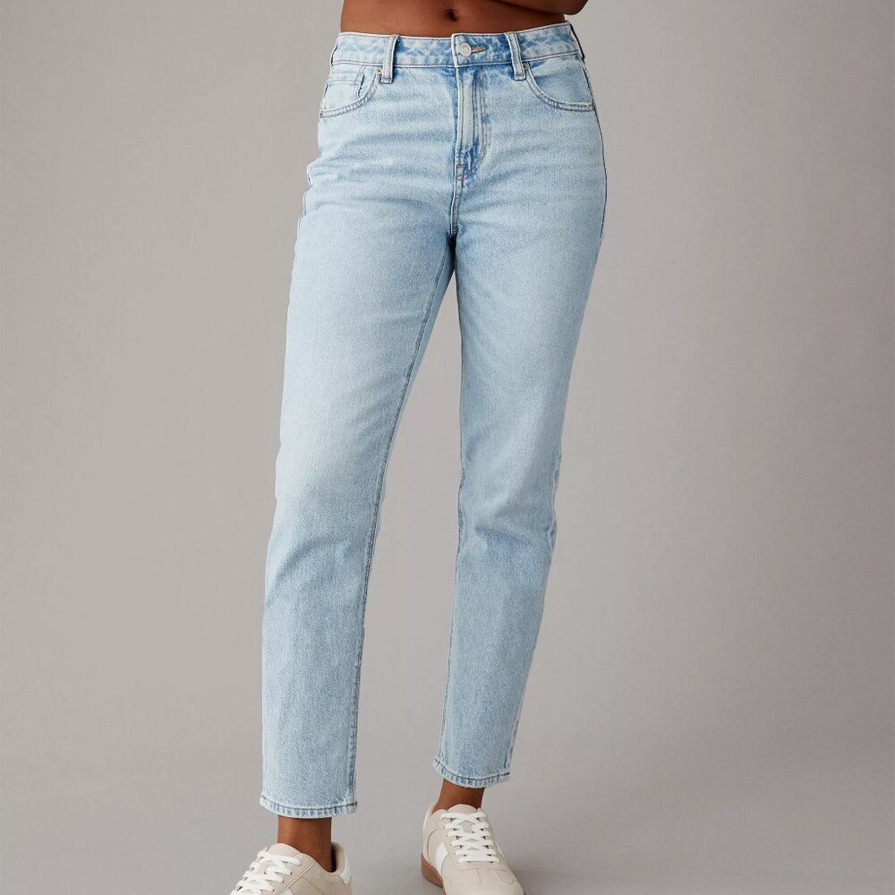 American Eagle Strigid Mom Jean in Blue Breeze